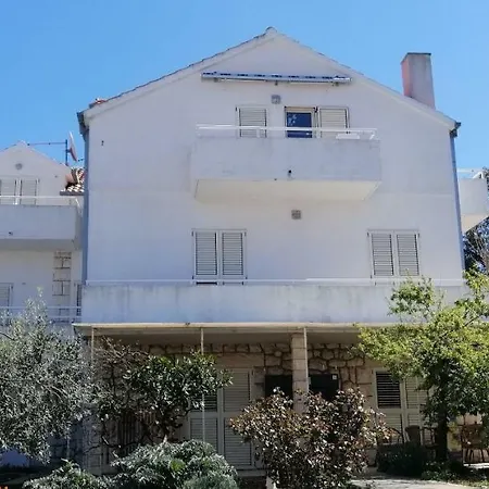 Dirk Apartment *