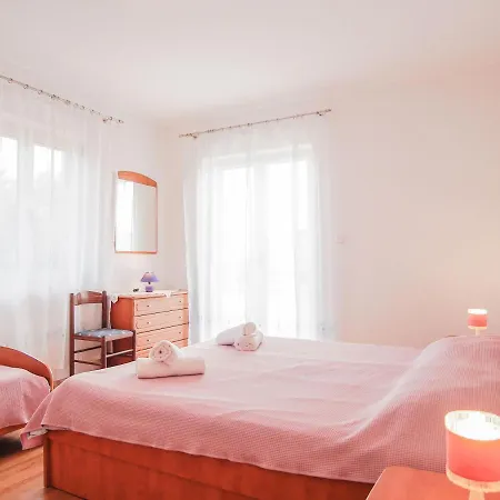 Dirk Apartment *