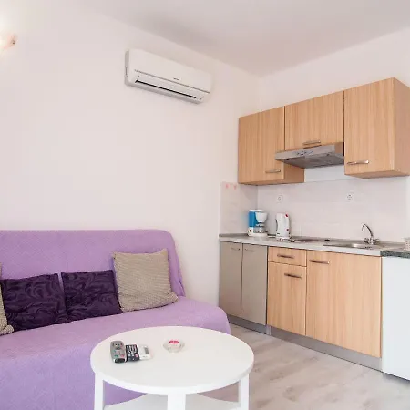 Dirk Apartment *